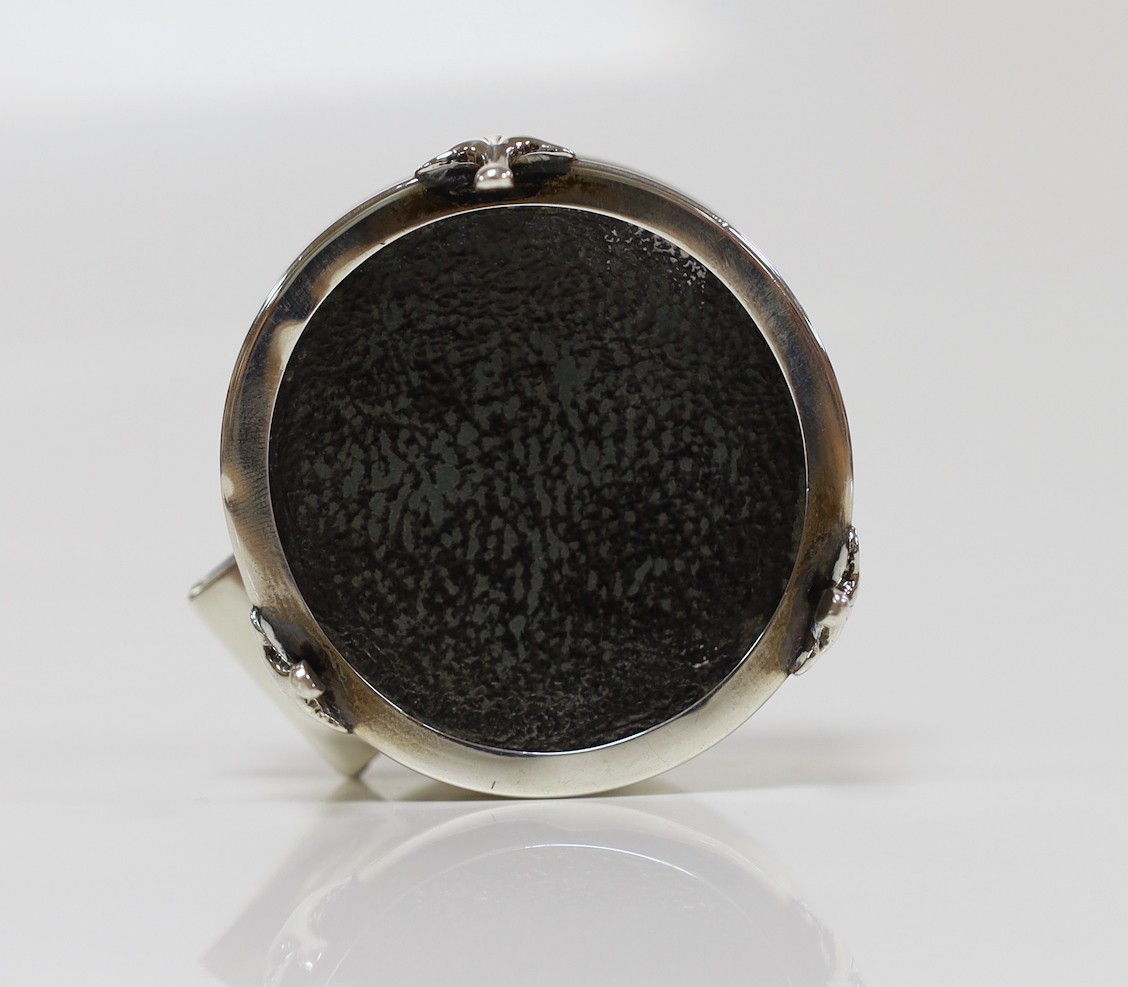 A George V silver and tortoiseshell pique mounted circular trinket box, Robert Pringle & Sons, London, 1922, 62mm.